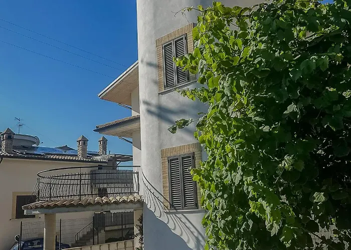 Le Luci In Attico Gran Vista Interno 4 Rose Bianche 3* Vasto