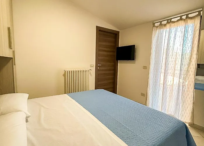 Le Luci In Attico Gran Vista Interno 4 Rose Bianche Vasto